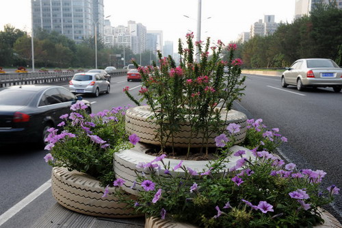 Crafty recycling beautifies Beijing road