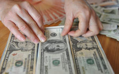 Trading risks rise as RMB falls