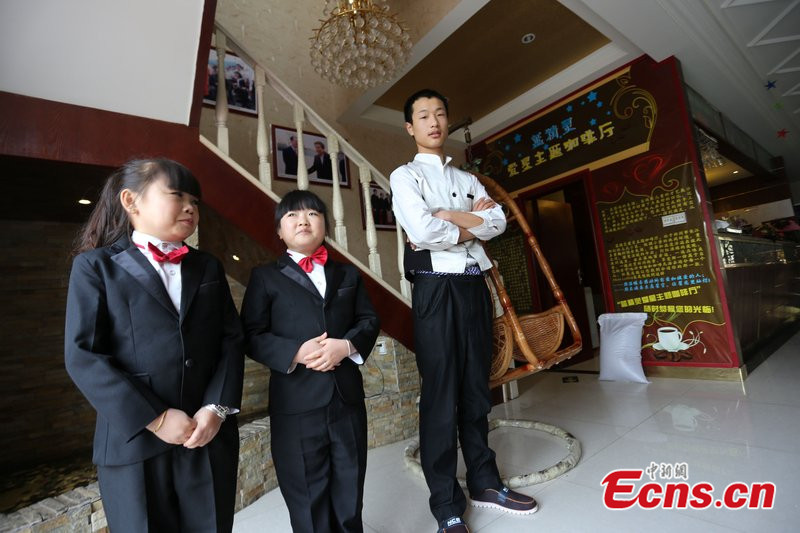 'Small people' run theme restaurant in Zhengzhou, Henan