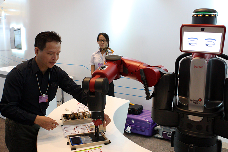 Robots sparkle at Summer Davos Forum in Dalian