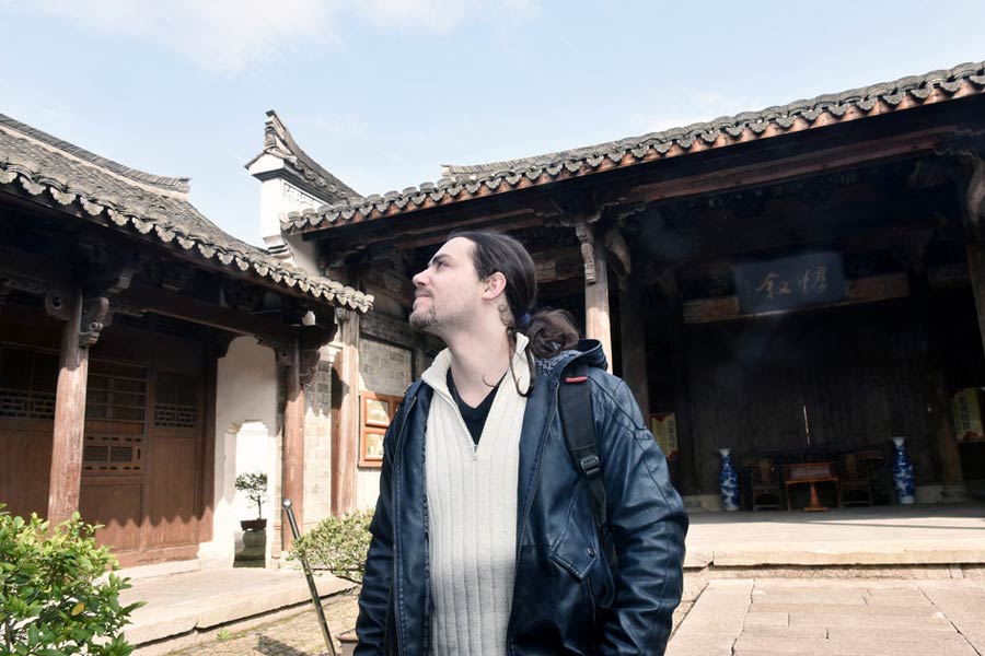 Frenchman engrossed by Dongyang wood carving