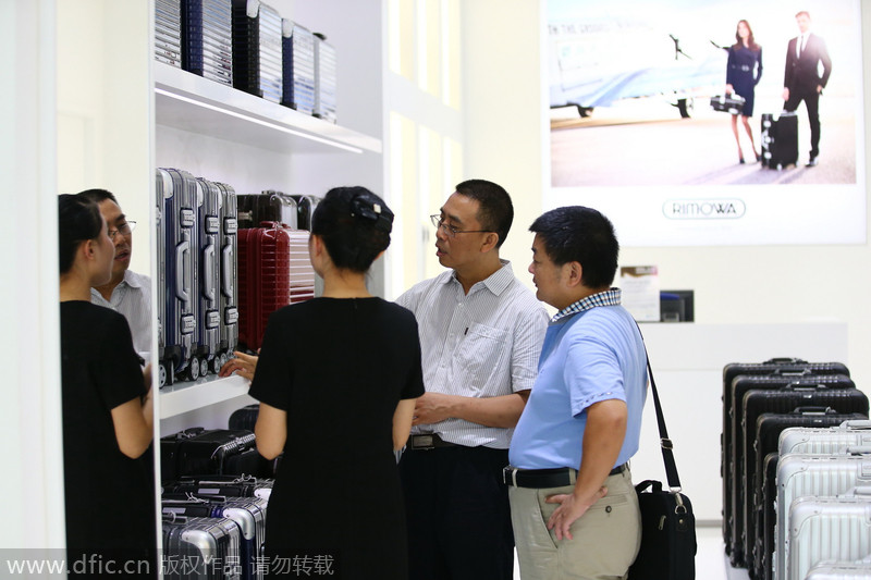 Enjoy shopping at Sanya's duty-free shop