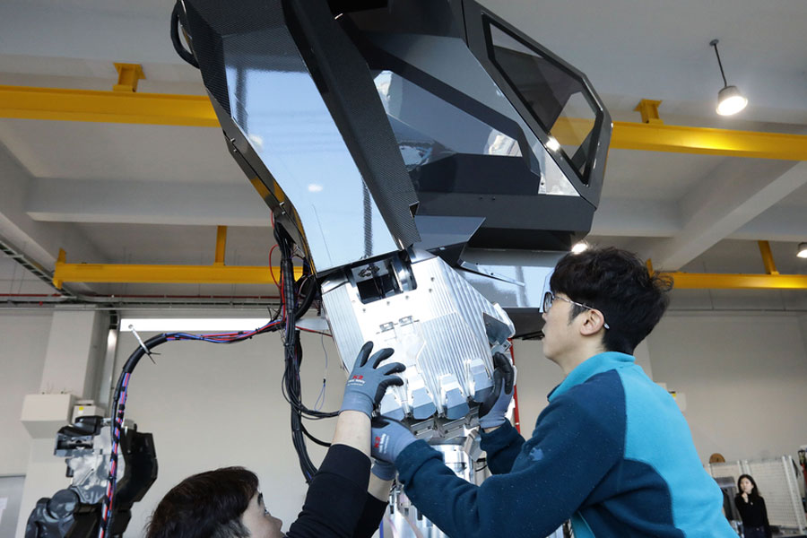 Futuristic manned robot takes first steps in South Korea