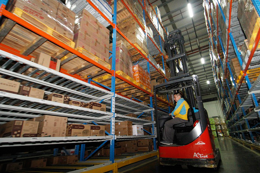 Walking into e-commerce giants' intelligent warehouses