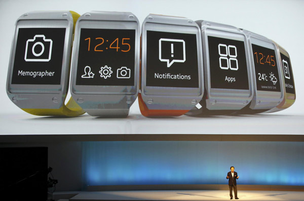 Samsung unveils smartwatch ahead of rival Apple