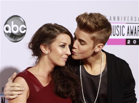 Pop idol Bieber's mom pens teenage edition of her autobiography