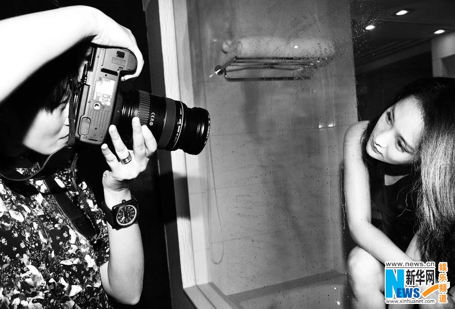 Li Yuchun takes black-and-white photos of Zhou Xun