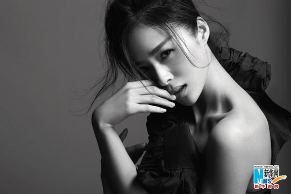 Jiang Yiyan in black-and-white portraits