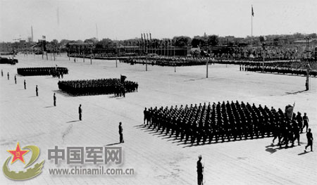 1952：Anti-aircraft units go through Tiananmen Square in 1952