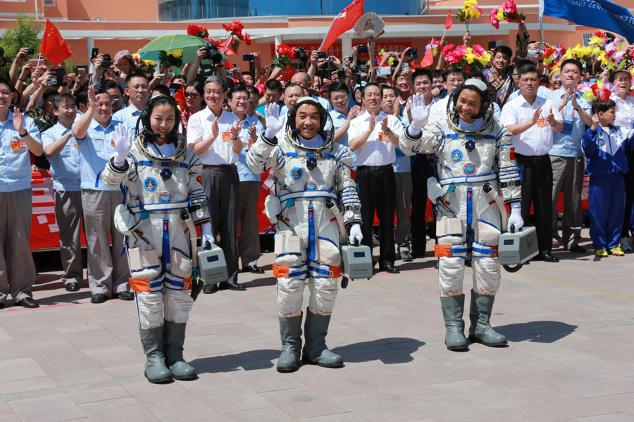 Shenzhou-X astronauts attend setting-out ceremony