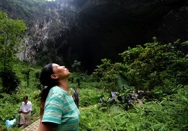 Pilgrims flock to 'longevity county' in S China