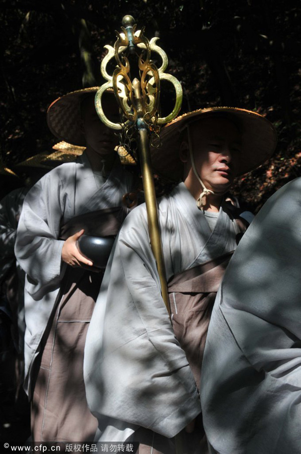 Traditional mendicants' walk held in East China