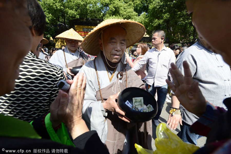 Traditional mendicants' walk held in East China