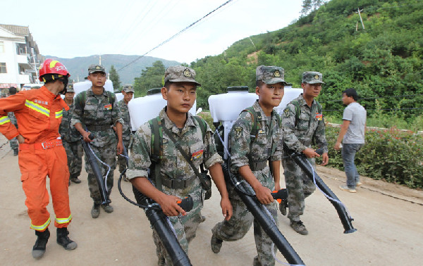 Soldiers prevent disease in quake zone