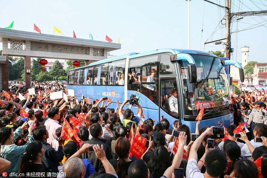 Students receive <EM>gaokao</EM> cheers in E China