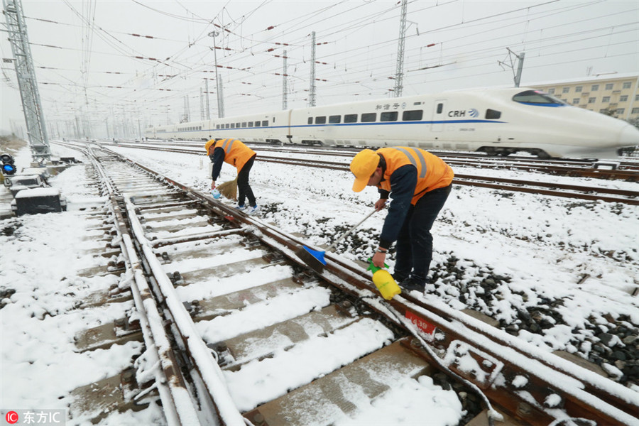 A glimpse into how workers brave freezing cold