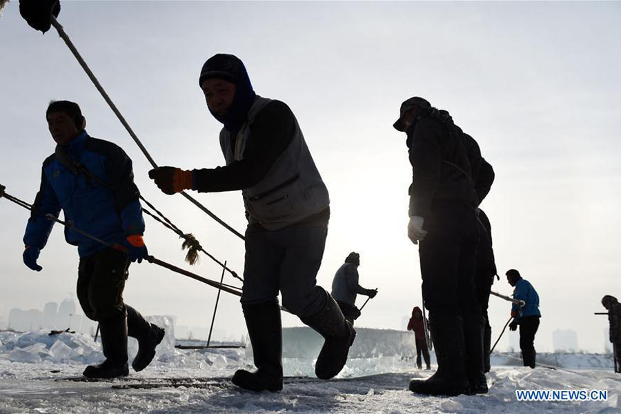 People perform ice-collection folk arts in NE China