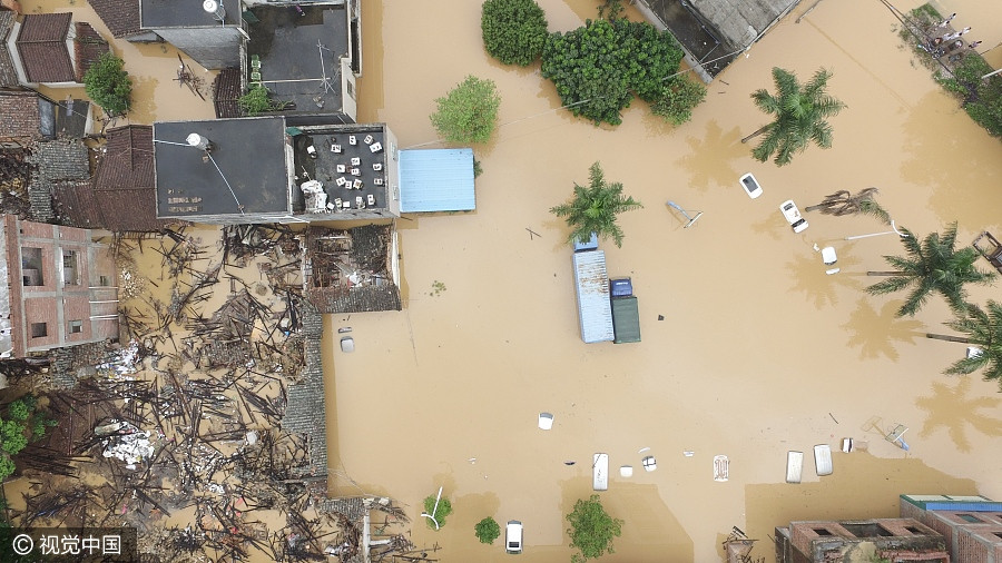 Rainstorms cause floods, trap cars in Guangzhou