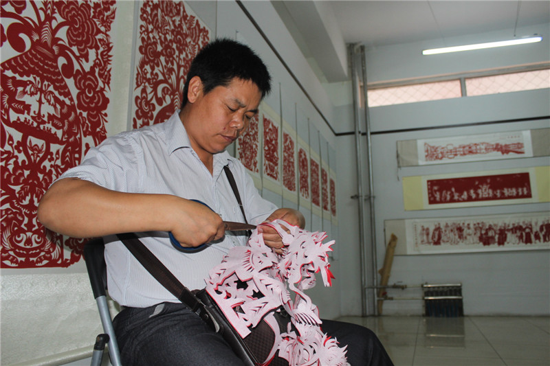 Paper-cutting honored at Hebei art festival