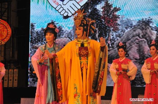 Chinese artists perform Teochew Opera in Cambodia