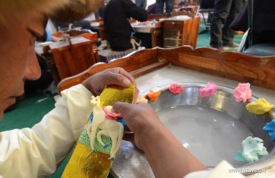 Craftsmen make butter sculptures in China's Tibet