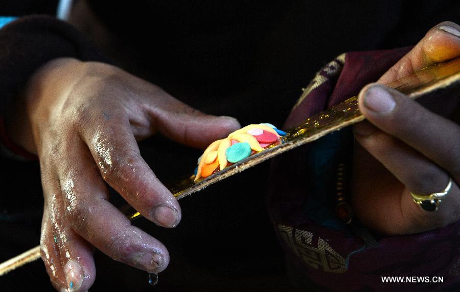 Craftsmen make butter sculptures in China's Tibet