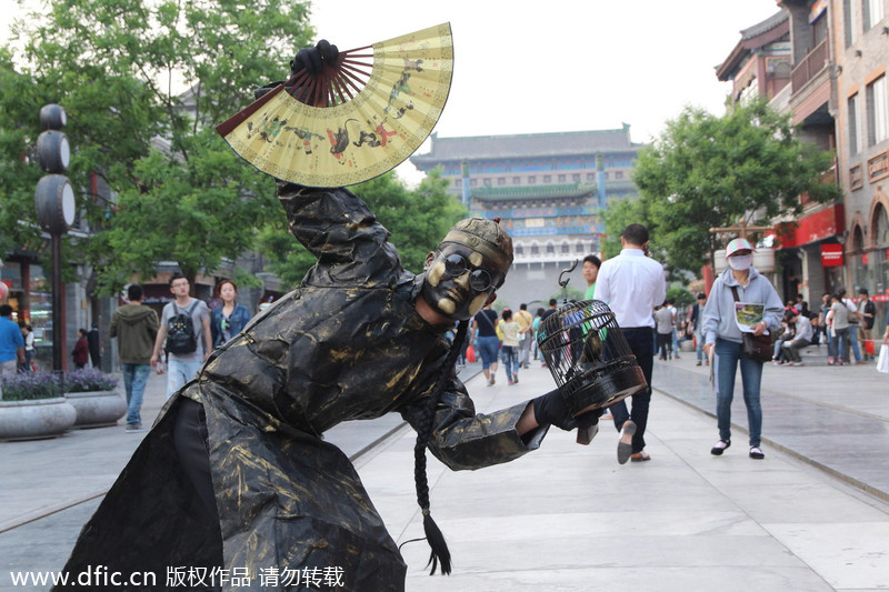 Living statues of old Beijingers appear