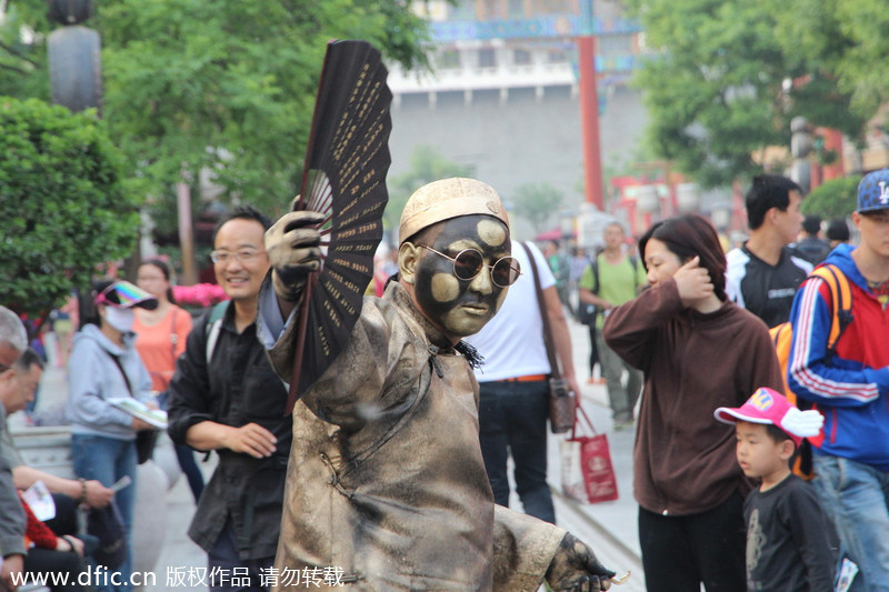 Living statues of old Beijingers appear