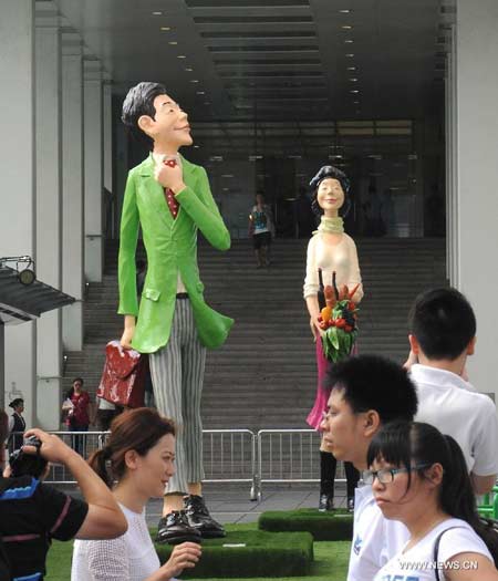 'Happy Moments' sculpture exhibition held in HK