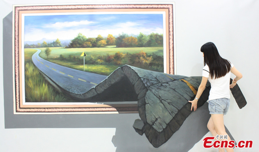 E China's city holds first 3D painting exhibition