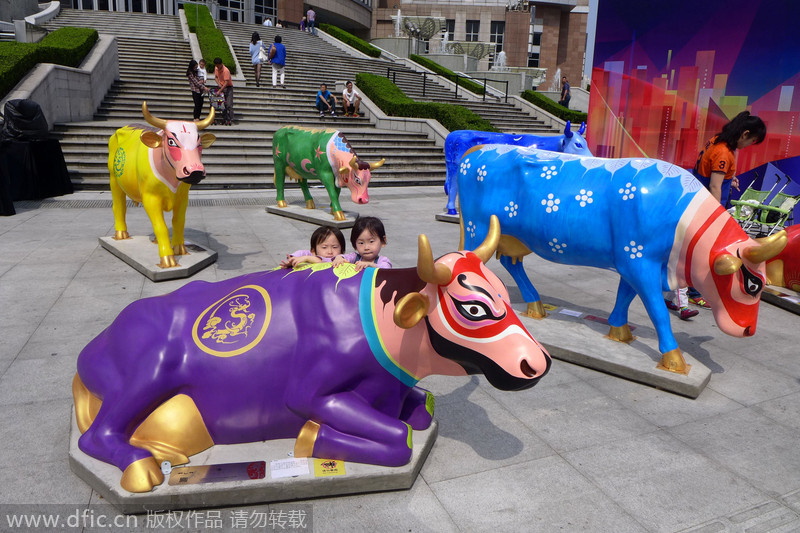 Artistic cow sculptures decorate Shanghai