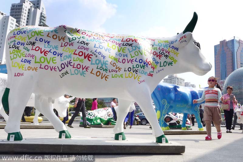 Artistic cow sculptures decorate Shanghai