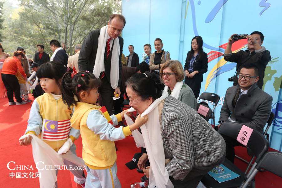 Flag of Peace painting exhibition held in Beijing