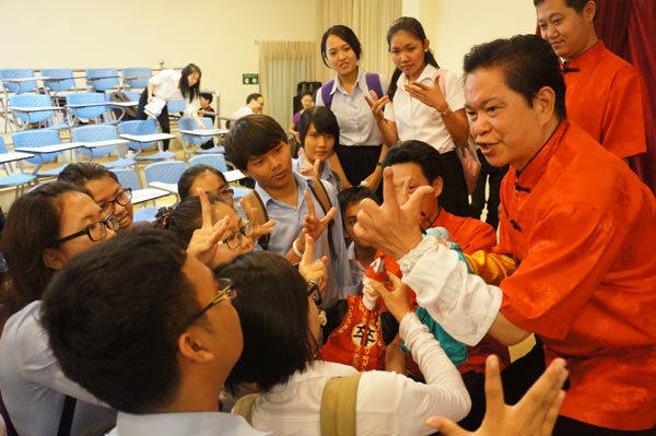 Fujian puppet shows in Cambodia