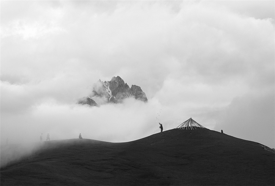 Stunning images of devout Tibetan Buddhist pilgrims