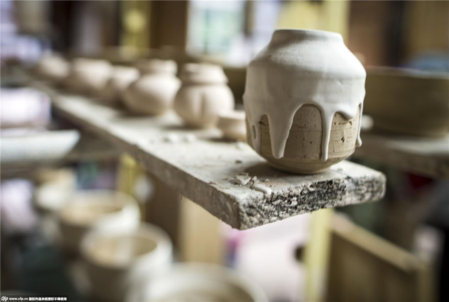 Pottery artists mold their dreams at Jingdezhen