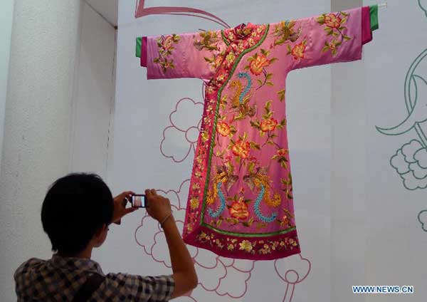 Splendid cheongsams displayed at museum in Hangzhou