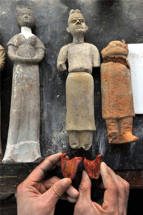 The art of restoring terracotta figurines