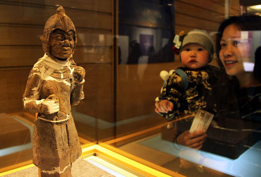 Relics from tomb of Sui Dynasty's Emperor Yang on display