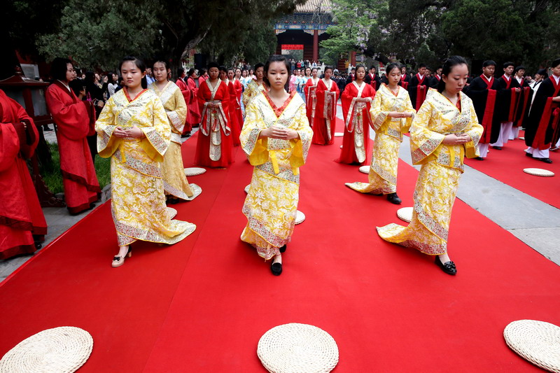 Ritual honors Confucius, parents