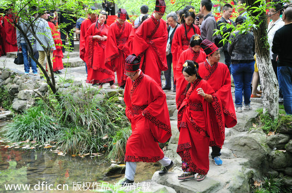 Chinese and foreign couples stage Han wedding