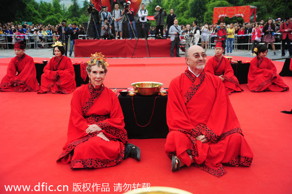 Chinese and foreign couples stage Han wedding