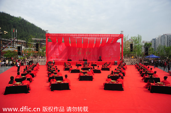 Chinese and foreign couples stage Han wedding