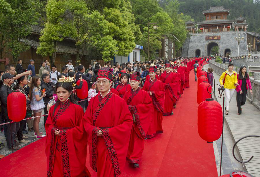 Chinese and foreign couples stage Han wedding