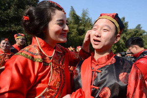 Chinese and foreign couples stage Han wedding