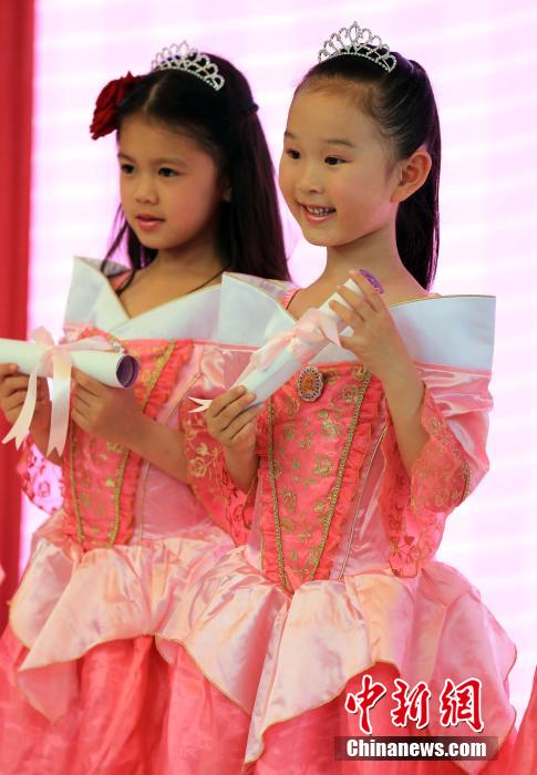 Chinese girls crowned the 'Little Disney Princess'