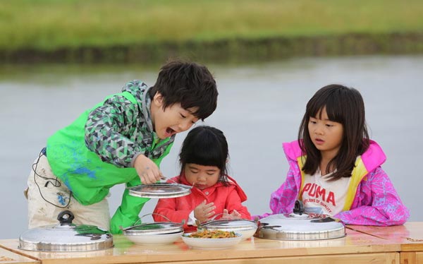 'Dad Where're We Going?' on Hulunbuir grassland