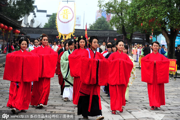 Han costumes parade in Xitang ancient town