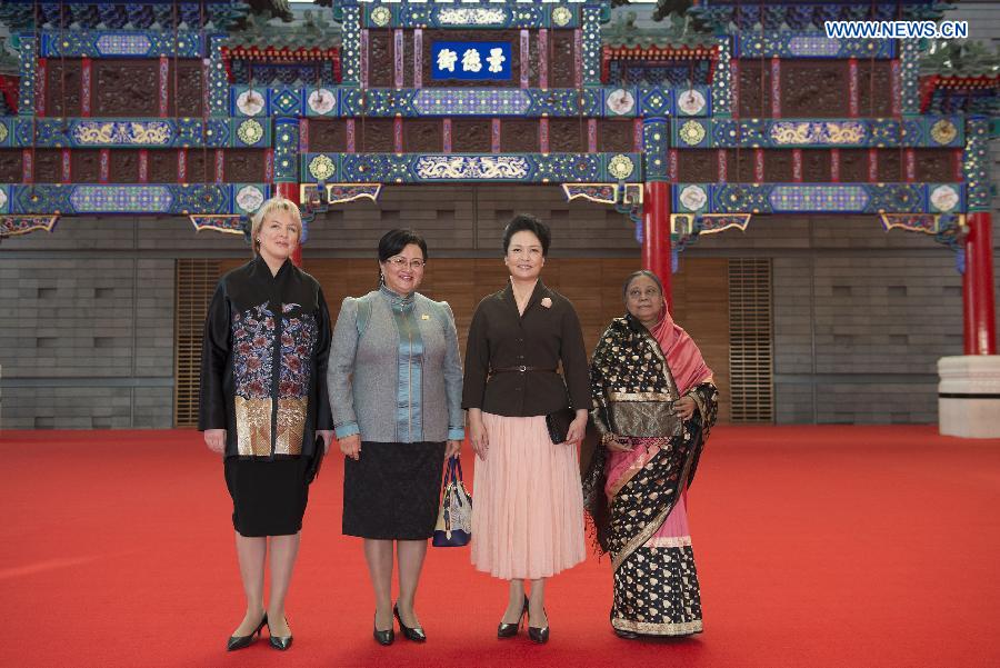 Peng Liyuan hosts museum tour for foreign leaders' wives