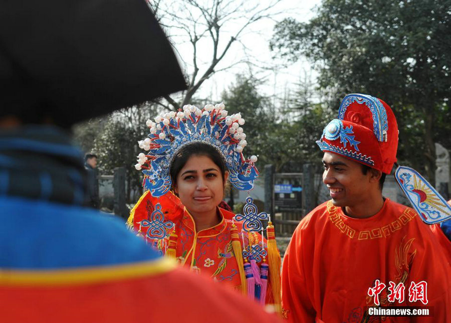 Foreign students experience Qing-style wedding ceremony